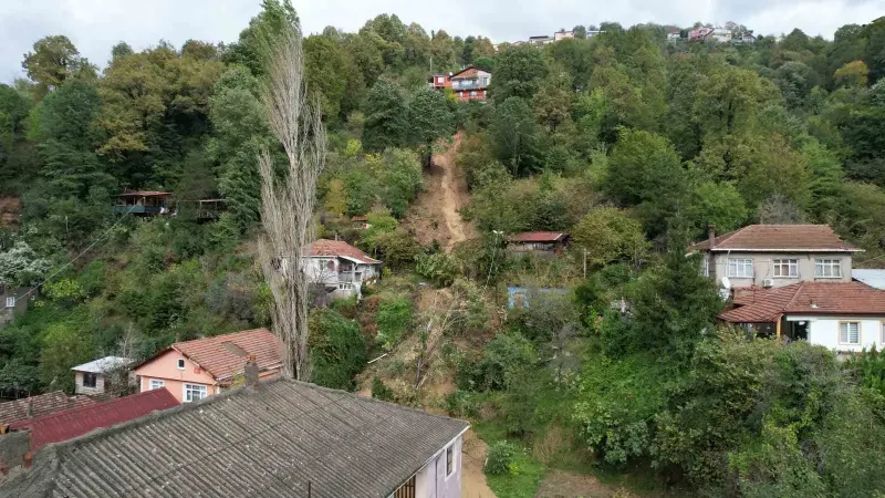 Zonguldak'ta Şiddetli Yağış Heyelana Yol Açtı: Evin Yolu Kapandı Ve Elektrikler Kesildi