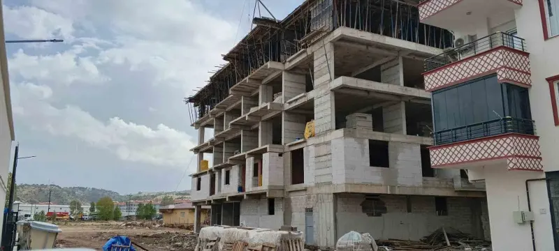 Adıyaman'da İnşaat Kazası: Üçüncü Kattan Düşen İşçi Ağır Yaralandı