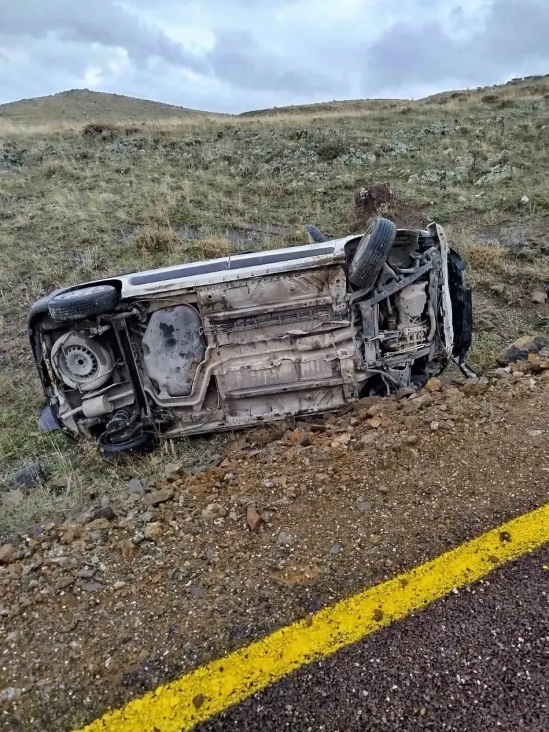 Erzurum Aşkale Yolunda Yağış Nedeniyle Takla Atan Otomobilde İki Kişi Yaralandı