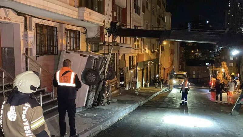 Şişli'de Pazarcının Panelvanı Tezgahları Ezerek Apartman Boşluğuna Uçtu