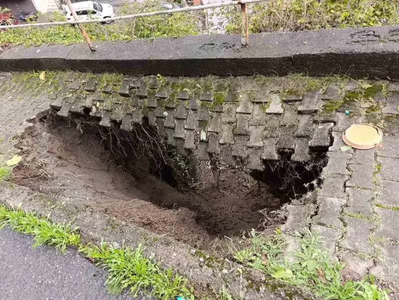 Şiddetli Yağış Zonguldak'ta Kaldırımı Çökertti