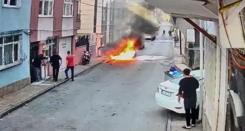 Samsun'da Park Halindeki Elektrikli Otomobil Alevlere Teslim Oldu