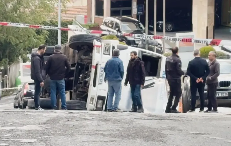 Beyoğlu'nda Kontrolden Çıkan Kamyon Yan Yattı