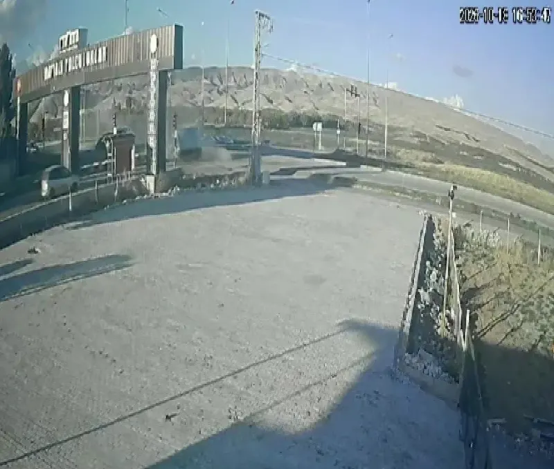 Malatya'da Minibüs İle Otomobilin Çarpıştığı Kaza Güvenlik Kamerasında