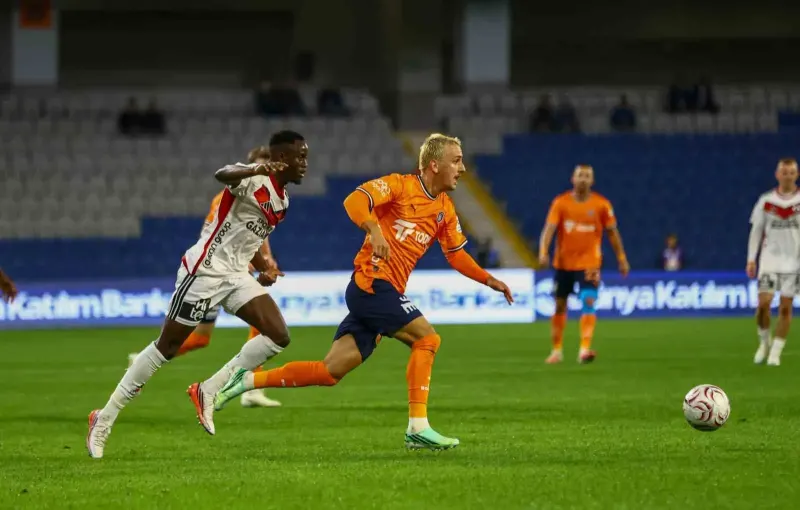 Trendyol Süper Lig: Başakşehir İlk Yarıyı Önde Kapattı