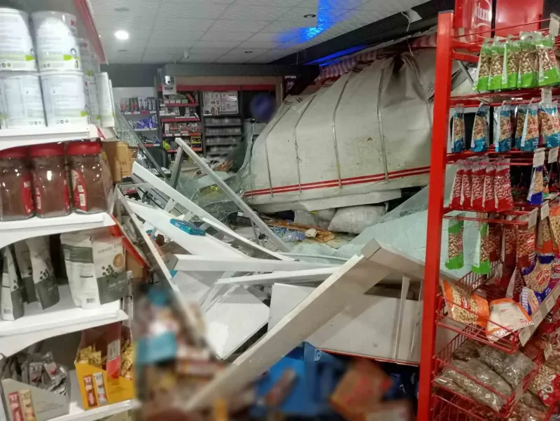 Sivas'ta Kontrolden Çıkan Kamyonet Markete Girdi: İki Yaralı Var