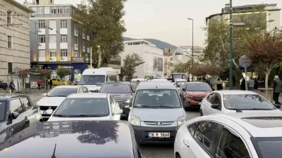 Bursa Ulucami'de Sabah Namazı Yoğunluğu Trafiği Tek Şeride Düşürdü