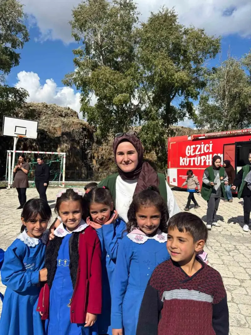 Yeşilay Gönüllülerinden Kars Köy Okuluna Anlamlı Ziyaret