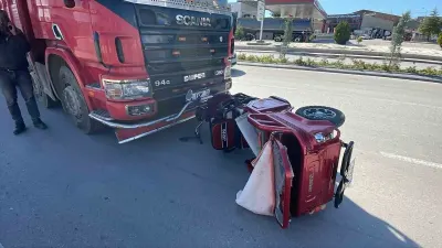 Karaman'da Kamyonla Çarpışan Elektrikli Bisiklet Sürüklendi: 2 Yaralı
