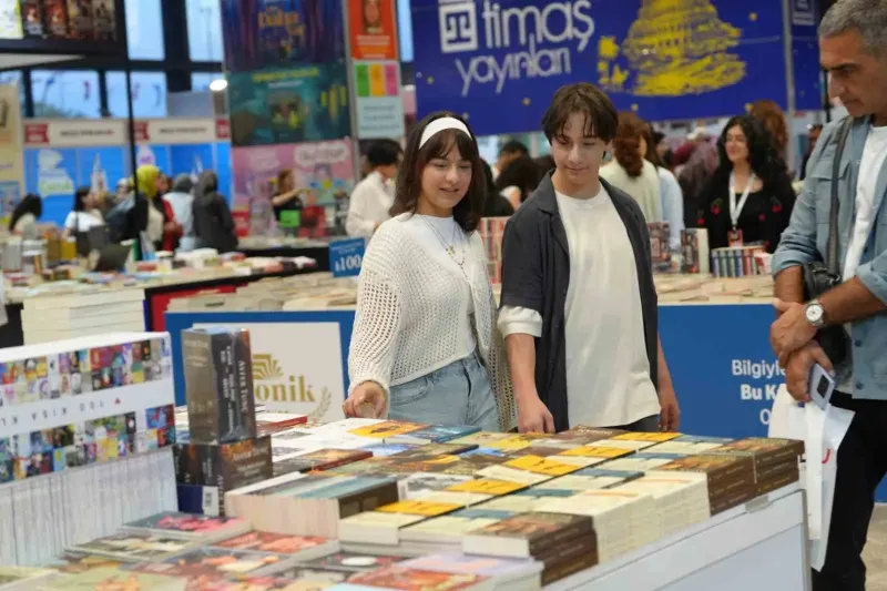Kitap Fuarının Minik Ziyaretçileri Gençlik Yıllarında Da Geleneği Sürdürüyor