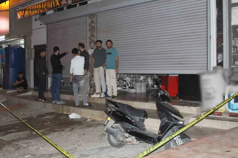 Adana'da Silahlı Saldırı: İş Yerindeki 16 Yaşındaki Çocuk Ağır Yaralandı