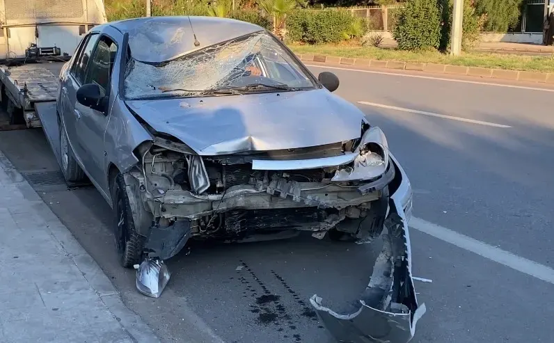 Mersin'de Kontrolden Çıkan Otomobil Yayaya ve Araçlara Çarptı