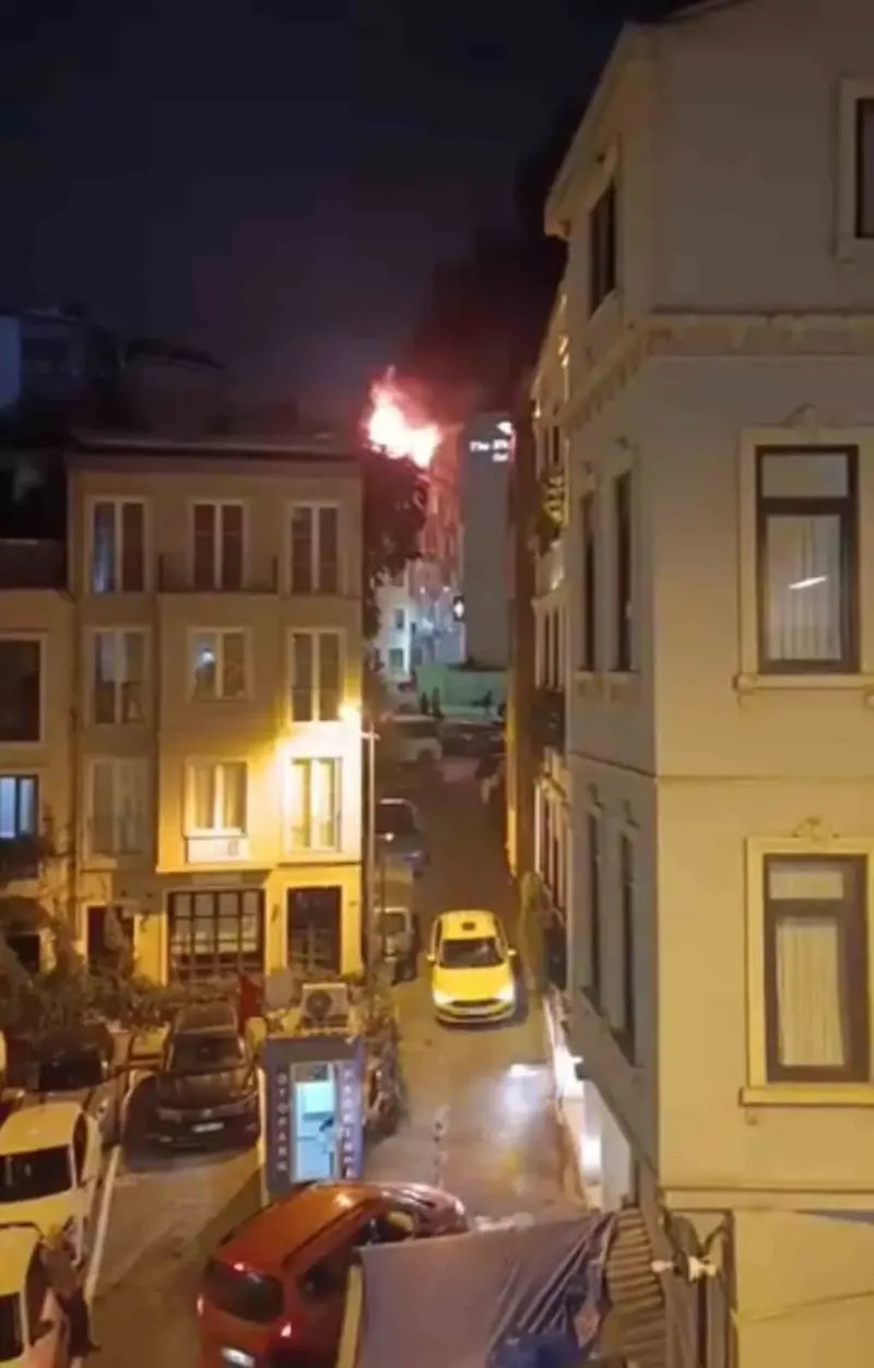 Taksim’deki 6 Katlı Binanın Çatısında Çıkan Yangın Korku Yarattı