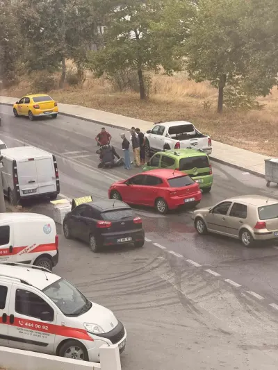 Edirne'de Sis Ve Islak Zemin Kazaya Yol Açtı: Scooter Sürücüsü Yaralandı