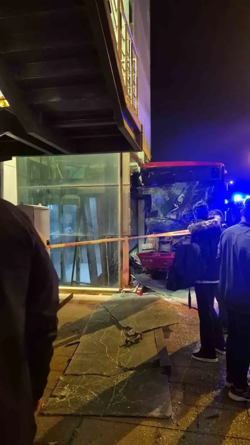 Ankara'da EGO Otobüsü Asansöre Çarptı: 24 Yaralı