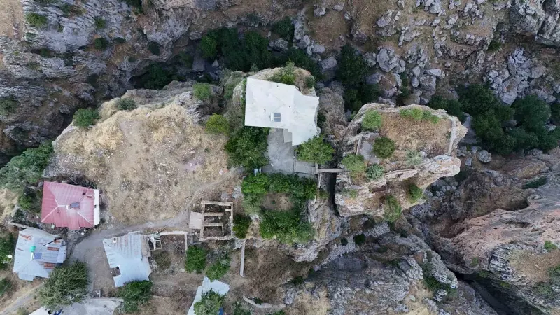 Diyarbakır Çüngüşte Uçurum Kenarındaki 168 Metre Yüksekliğe Sahip Kaya Ev İlgi Odağı Oldu