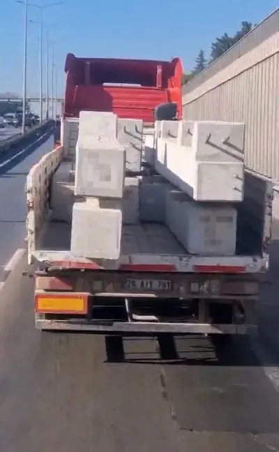 Eskişehir Çevreyolu'nda Tonluk Beton Bloklar Tehlike Saçtı