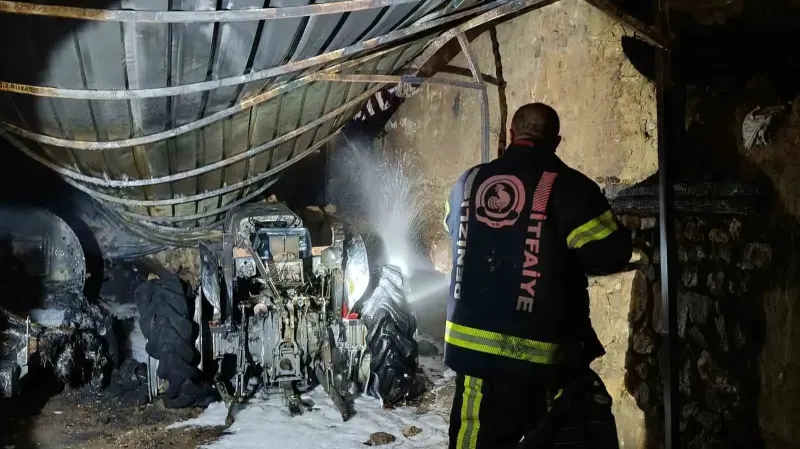 Çivril'de Park Halindeki Traktör Alevlere Teslim Oldu