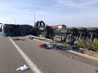 Manisa Akhisar'da Feci Kaza: Otobüs ve Çekici Çarpıştı