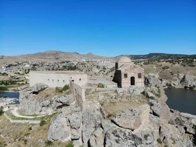 Aksaray'daki Tarihi Yüksek Kilise Yerli Ve Yabancı Turistlerin Akınına Uğruyor