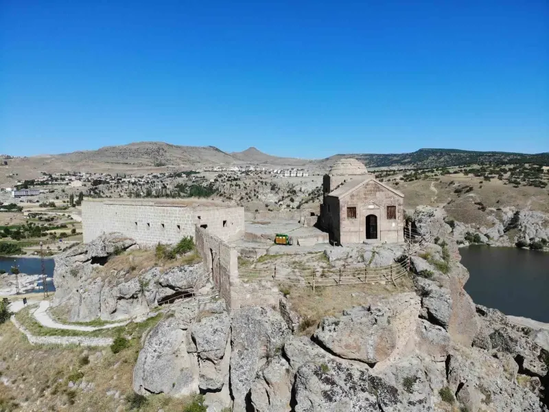 Aksaray'daki Tarihi Yüksek Kilise Yerli Ve Yabancı Turistlerin Akınına Uğruyor