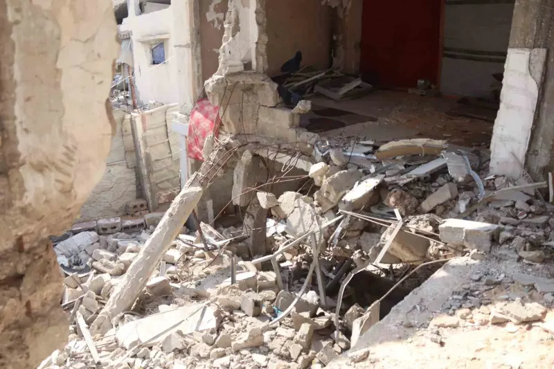 Gazzeliler Yaklaşan Kış Şartlarında Hasarlı Binalarda Yaşam Mücadelesi Veriyor