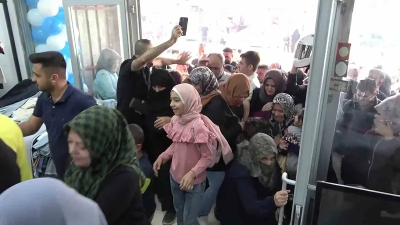 Kahramanmaraş’ta Giyim Mağazasının Açılışında İzdiham Yaşandı