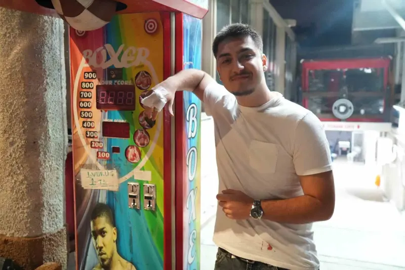 Edirne'de Boks Makinesine Vurmak İsteyen Üniversite Öğrencisi Duvarı Yumrukladı