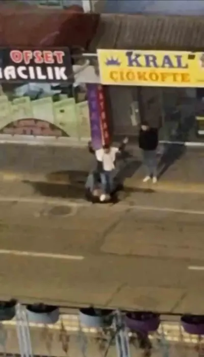 İzmit'te Tartıştığı Kişinin Yüzüne Ayağıyla Bastı: O Anlar Kamerada
