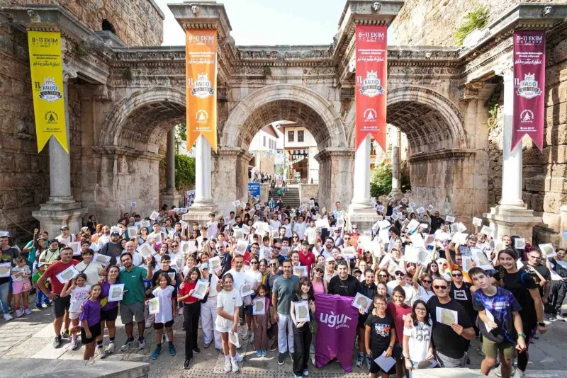 Antalya Kaleiçi'nde Oryantiring Heyecanı: Yüzlerce Katılımcı Parkurda