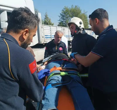 Adıyaman’da Otomobil Kamyonun Altına Girdi: İkisi Ağır Üç Yaralı