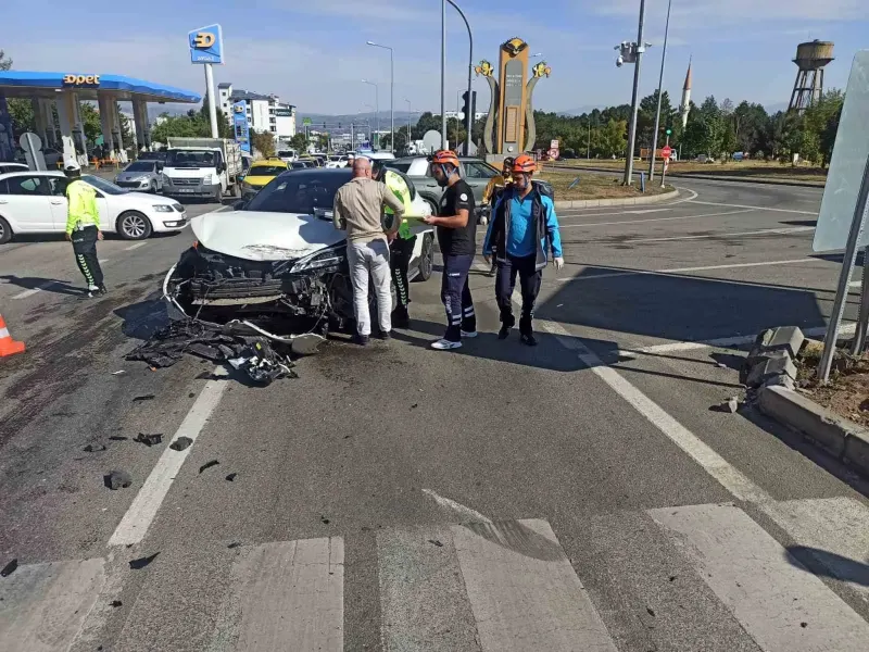 Bingöl'de İki Otomobilin Çarpışması Sonucu Beş Kişi Yaralandı