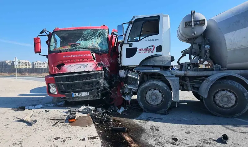 Avcılar’da İki Beton Mikserinin Karıştığı Kazada İki Sürücü Yaralandı