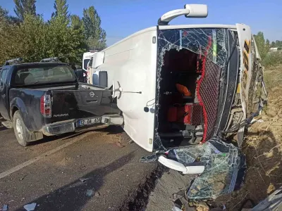 Bingöl'de Midibüs ve Pikap Çarpıştı: On İki Yaralı