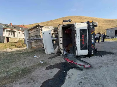 Konya'da Hafriyat Yüklü Tırın Devrilmesi Sonucu Sürücü Yaralandı