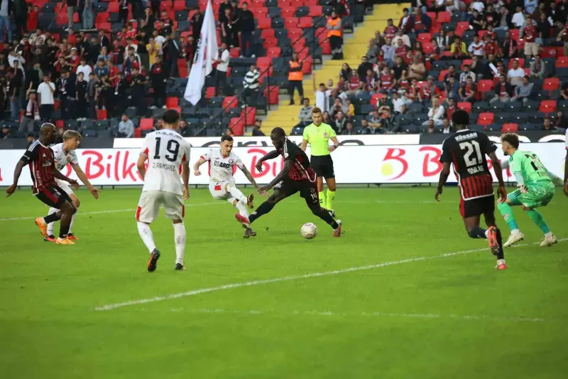 Trendyol Süper Lig Müsabakasında Gaziantep FK Sahasında Çorum FK Ekibine Üç Golle Mağlup Oldu