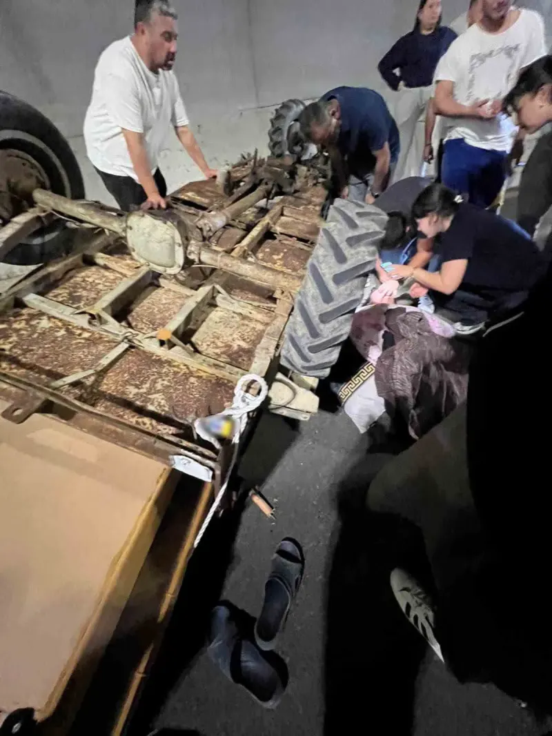 Sakarya’daki Tünelde Tarım Aracı Devrildi: İki Yaralı