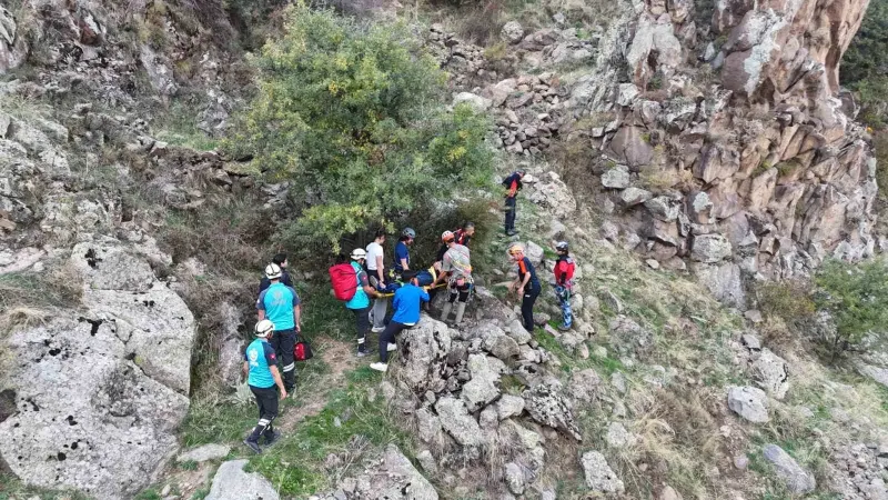 Kayseri'de Kayalıklardan Dere Yatağına Düşen Yürüyüşçü Üç Saatlik Operasyonla Kurtarıldı