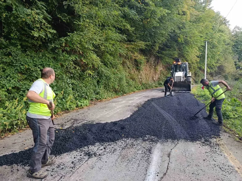 Düzce İl Özel İdaresi Gölyaka Köylerinde Asfalt Yama Çalışmalarını Sürdürüyor