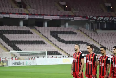 Eskişehirspor Ve Etimesgutspor Mücadelesinde Tribünler Boş Kaldı
