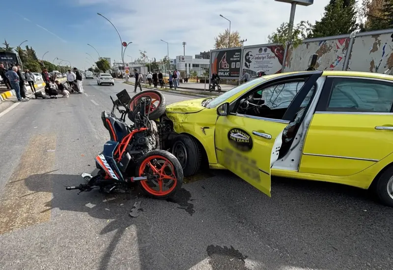 Edirne'de Taksi İle Motosiklet Çarpıştı: İki Yaralı