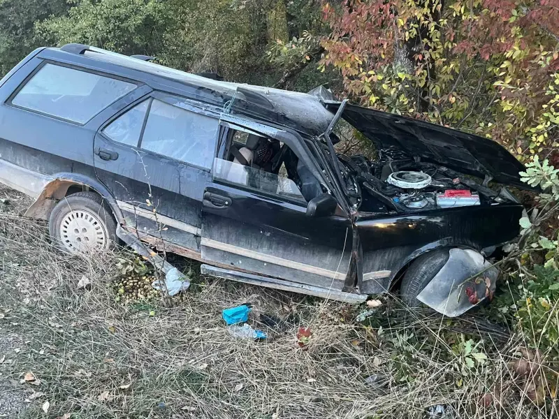 Safranbolu'da Kontrolden Çıkan Otomobil Ağaca Çarptı: Sıkışan Sürücü Kurtarıldı