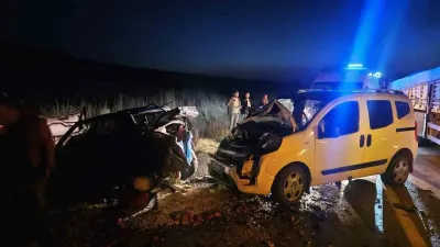 Çorum'da Hafif Ticari Araçla Otomobil Çarpıştı: Beş Yaralı