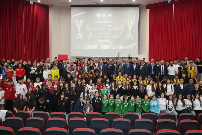 Kastamonu'da Düzenlenen Törenle Başarılı Sporcular Ödüllendirildi
