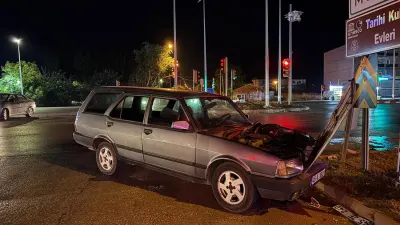 Manisa'da İki Otomobil Kavşakta Çarpıştı: 1 Yaralı