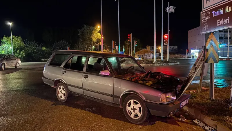 Manisa'da İki Otomobil Kavşakta Çarpıştı: 1 Yaralı