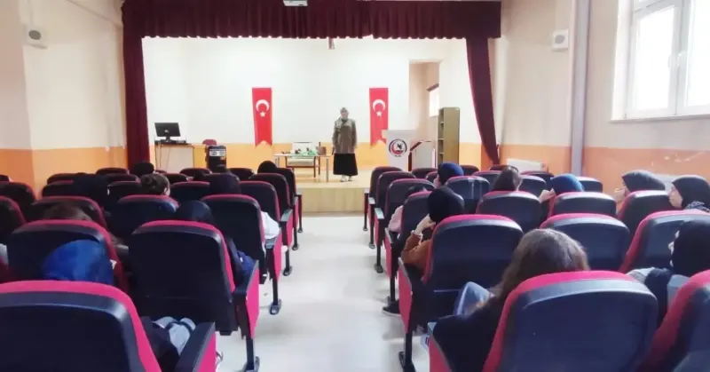 Bayburt'ta Gençlere Yönelik Değerler Eğitimi Kapsamında Aile Ahlakı Anlatıldı