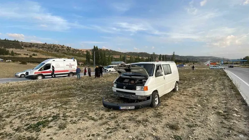Karaman'da Otomobil İle Minibüsün Çarpışması Sonucu Bir Kişi Yaralandı