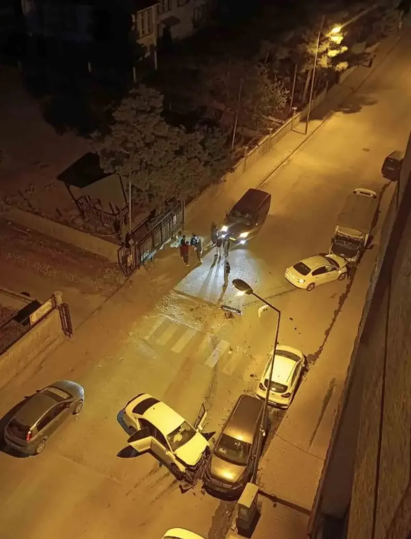 Siirt'te İki Otomobilin Çarpıştığı Kazada Dört Araçta Hasar Oluştu