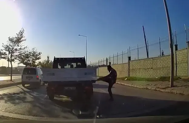 Konya'da Trafikte Yol Verme Tartışmasında Kamyonete Tekme Atan Sürücüye Ağır Ceza